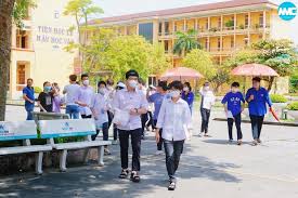 Hơn 800 thí sinh thi vào lớp 10 trường THPT Chuyên Nguyễn Trãi hoàn thành làm bài môn chuyên